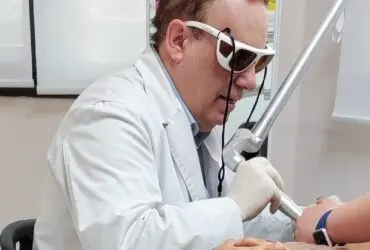 درمان ترک های پوستی و منافذ باز​​ دکتر پاردس